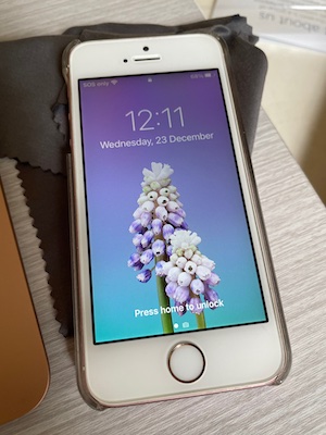 a photo of an original iPhone SE, showing the time 12:11