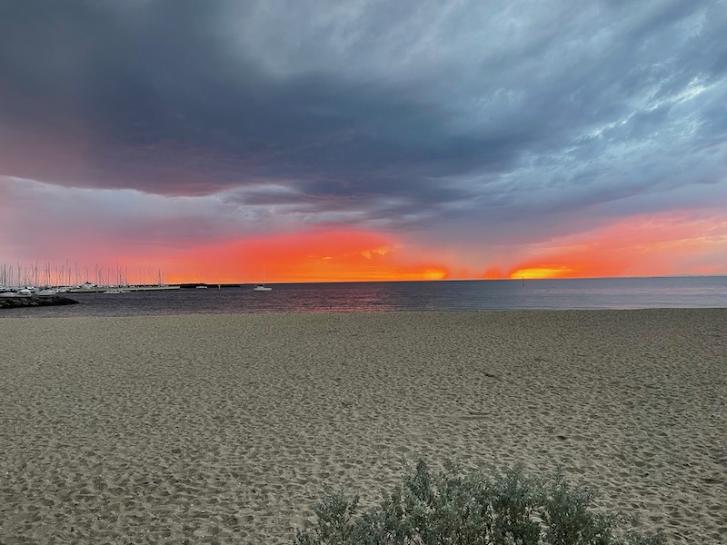 another view from later on on the beach. the grey cloud is still dominant, with that dark pink almost red (and a couple of brighter flashes) on the horizon