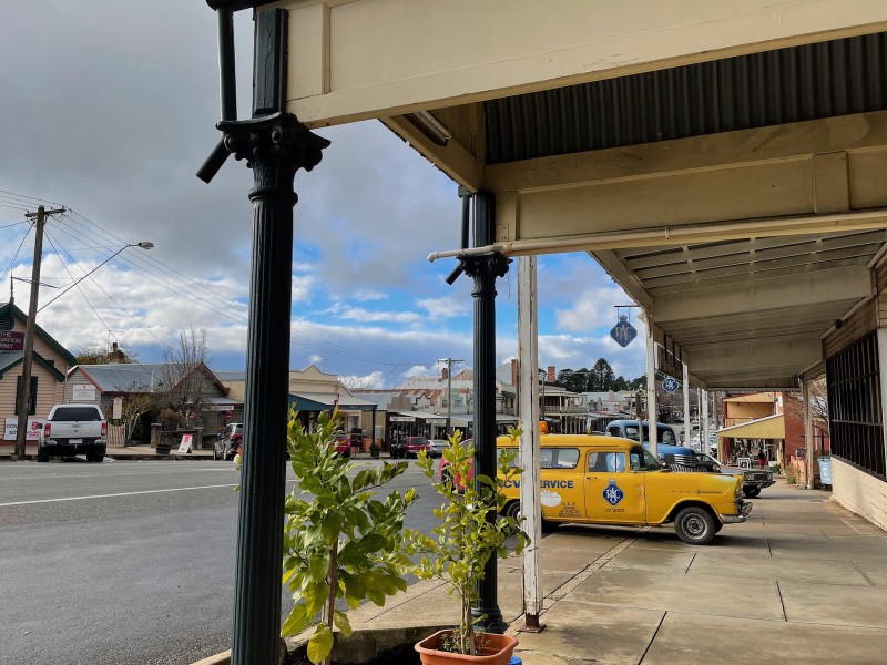 a view of a Beechworth street, historic buildings and classic cars visible